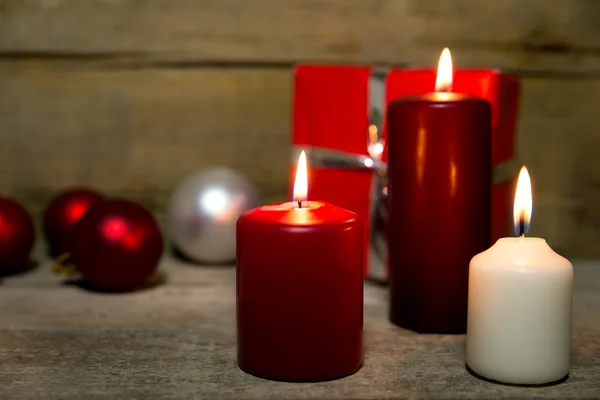 Рождественские украшения, свечи, безделушки, подарки — стоковое фото