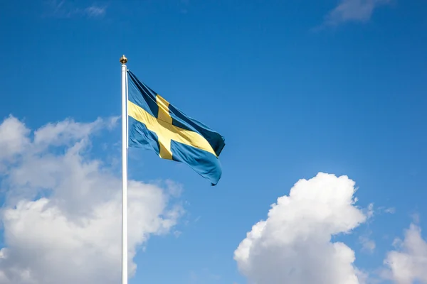Vlag van Zweden, bewolkte hemel — Stockfoto