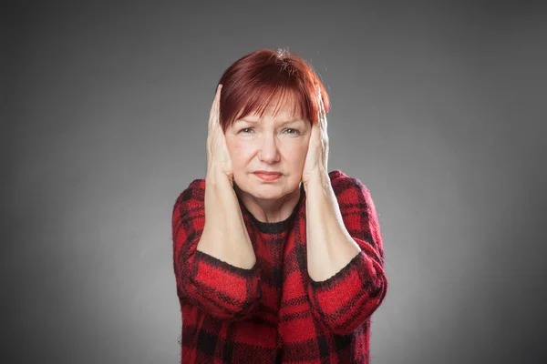 Roodharige vrouw, portret, horen, te luid — Stockfoto