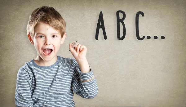 Retrato de niño, escritura y pensamiento, aprender a escribir — Foto de Stock