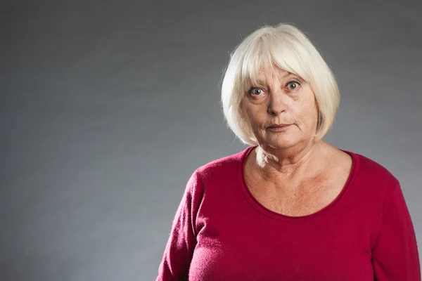 Vrouwelijke senior op zoek naar camera. — Stockfoto