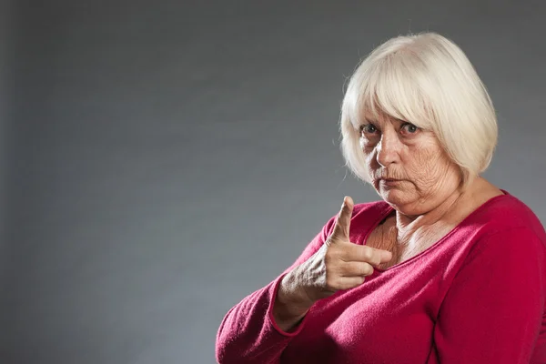 Altere Frau zeigt warnend mit dem vinger — Stockfoto