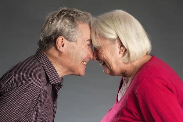 Senior paar staande samen, hoofd tot hoofd. — Stockfoto