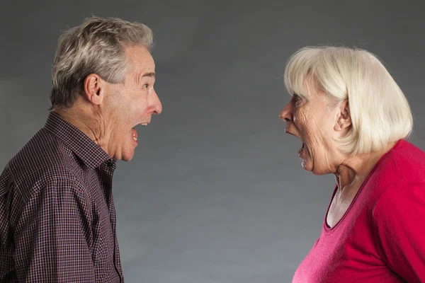Senior paar, schreeuwen naar elkaar. — Stockfoto