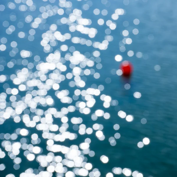 Voda, odraz světla, červený míček — Stock fotografie