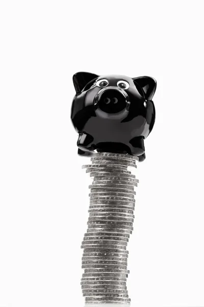 Piggy bank på toppen af bunke af euromønter sort og hvid - Stock-foto