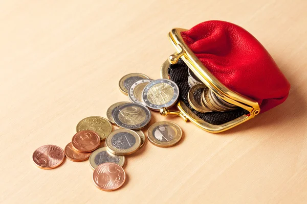 Κόκκινο τσαντάκι γεμάτο με κέρματα ευρώ — Φωτογραφία Αρχείου