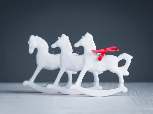 Weihnachtsdekoration, Schaukelpferde, Porzellanfigur — Stockfoto