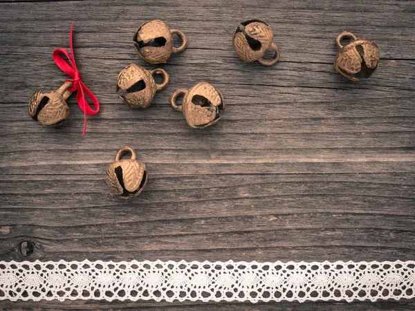 Vánoční dekorace, zvony a krajky na dřevo — Stock fotografie