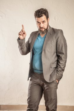 İş adamı parmak yükselterek sakallı
