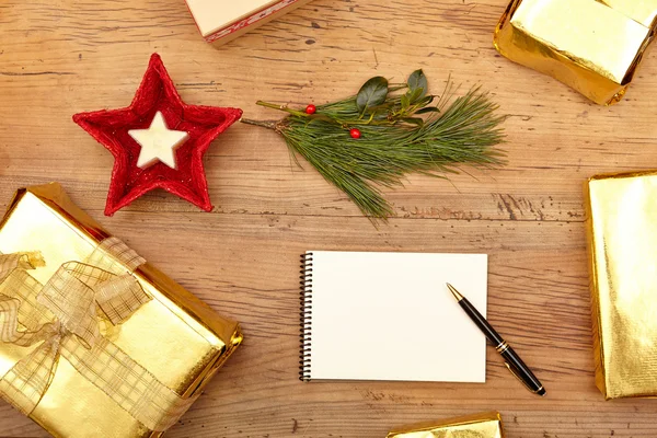 Karácsonyi ajándékokat, Jegyzettömb és fenyő gally a fa — Stock Fotó
