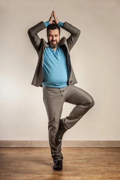 Maduro homem de negócios fazendo Yoga exercício — Fotografia de Stock