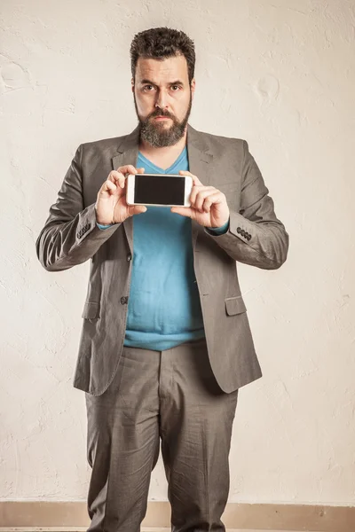 Homem de negócios mostrando seu telefone inteligente na câmera . — Fotografia de Stock