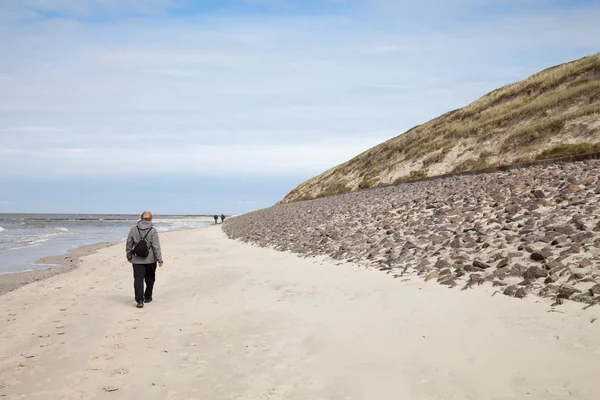 Germania, Frisia orientale, Wangerooge, donna che cammina sulla spiaggia — Foto Stock