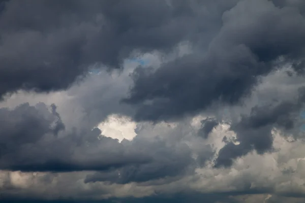 Cielo nublado, nubes oscuras, dramático —  Fotos de Stock