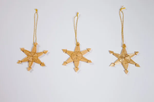 Estrelas de palha, fundo branco, espaço cópia — Fotografia de Stock