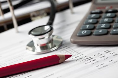 Kalem ve stetoskop ile hesap makinesi