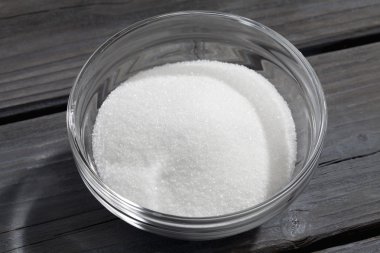 Bir cam kase toz şeker