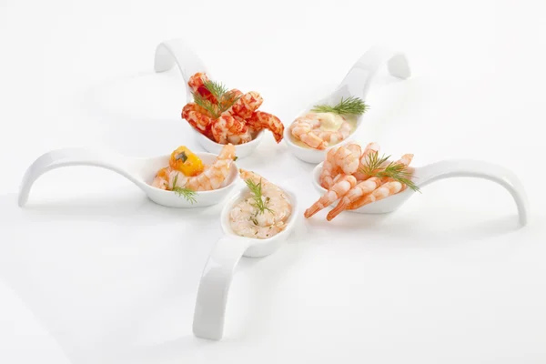 Shrimps with vegetables on spoons — Stock Photo, Image