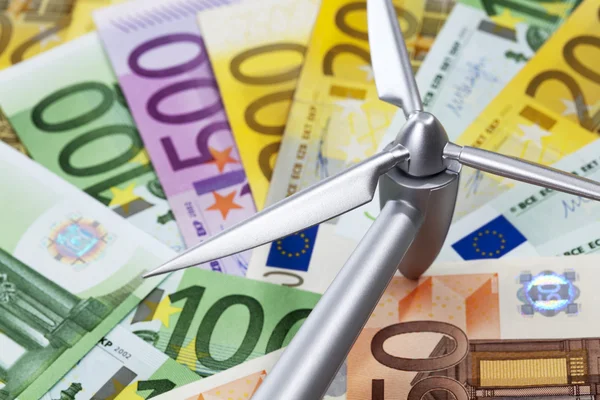 Modello mulino a vento su cumulo di banconote in euro — Foto Stock