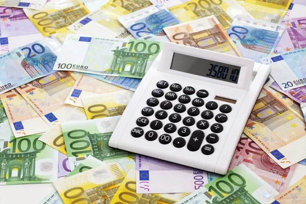 Calcolatrice sulle banconote in euro — Foto Stock