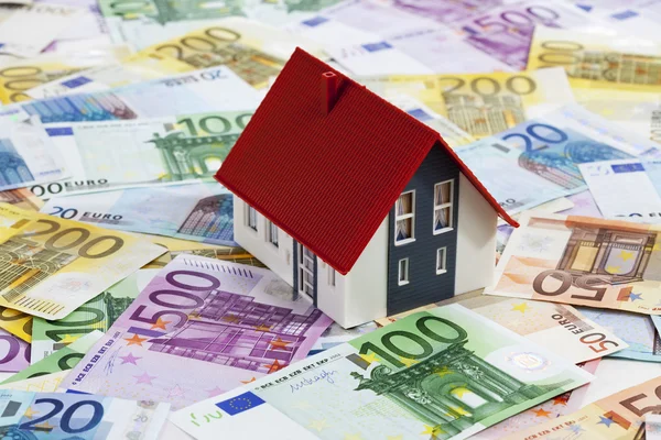 Modèle de maison sur billets en euros — Photo