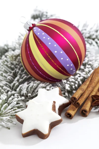 Vánoční ozdoby s tyčinky skořice — Stock fotografie