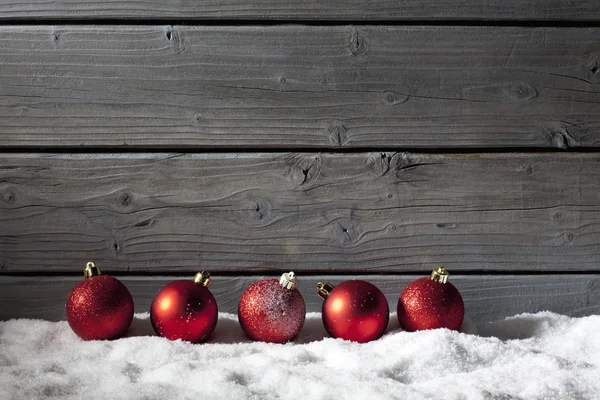 Красные рождественские сферы — стоковое фото