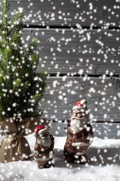 Snöfall med santa figuriner — Stockfoto