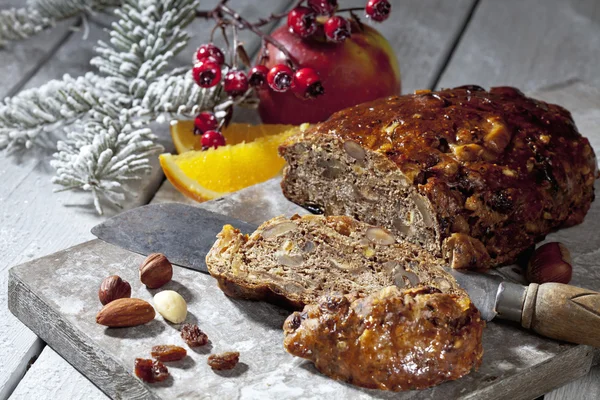 Pastel de frutas de Navidad con nueces — Foto de Stock