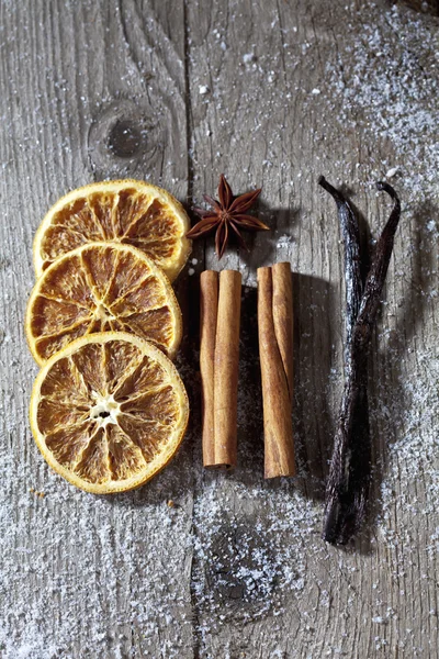 Especias navideñas y rodajas de naranja secas —  Fotos de Stock
