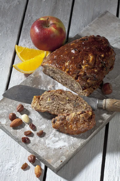 Weihnachtsfruchtkuchen mit Nüssen — Stockfoto