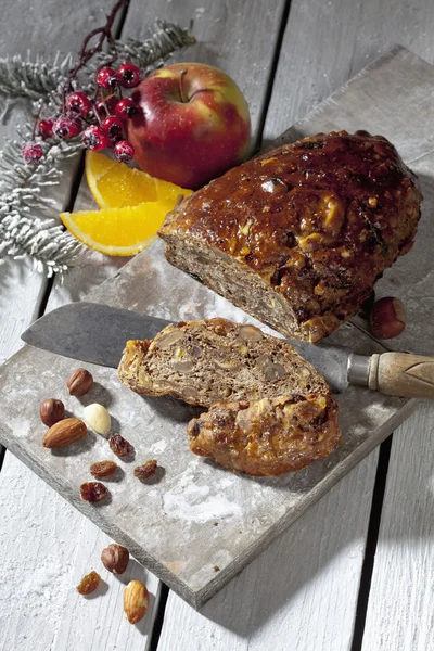 Weihnachtsfruchtkuchen mit Nüssen — Stockfoto