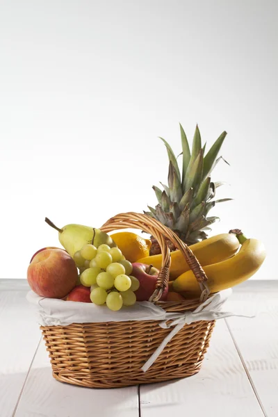 Cesta de frutas no fundo branco — Fotografia de Stock