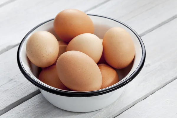 Metal kase yumurta — Stok fotoğraf
