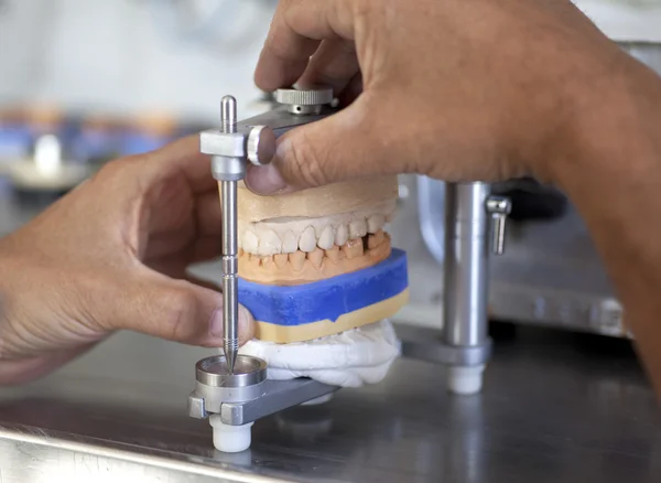 Zubní technik pracující — Stock fotografie