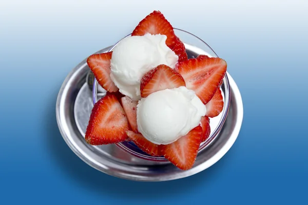 Lemon sundae with strawberry slices — Stock Photo, Image