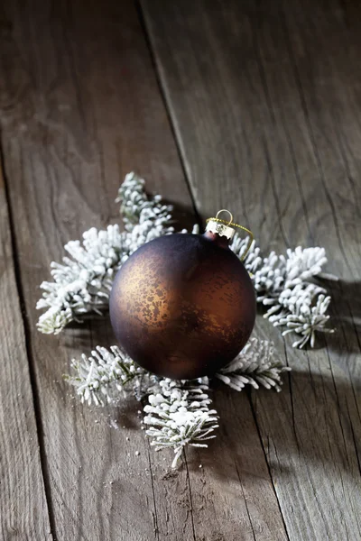 Christbaumkugel mit Tanne — Stockfoto