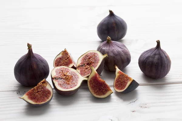 Whole and cutted figs — Stock Photo, Image