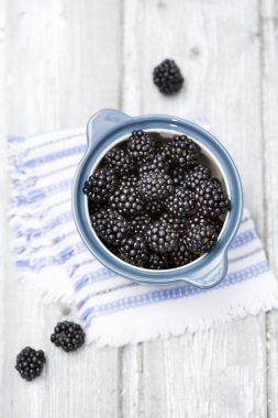 Yükseltilmiş görünümü taze olgun böğürtlen içinde sufle çanak