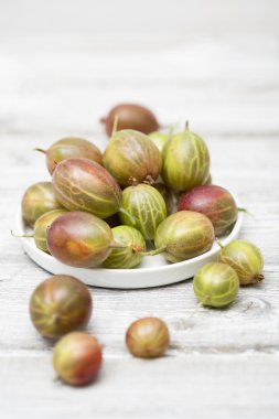 Plaka üzerinde taze olgun bektaşi