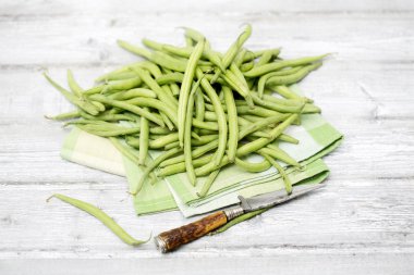 Bez peçete antika bıçakta ham yeşil fasulye (Phaseolus vulgaris)