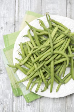 Plaka üzerinde ham yeşil fasulye (Phaseolus vulgaris)
