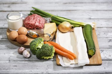 Tarte kıyılmış et ve sebze ile yapmak için malzemeler