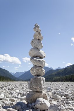 Almanya, Bavyera, Sylvenstein, yığılmış taşlar görünümünü