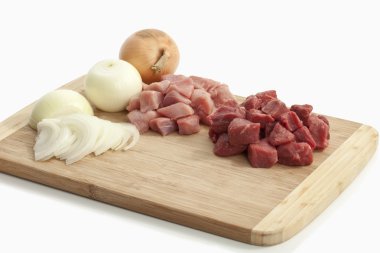 Doğrama kurulu üzerinde gulaş için malzemeler