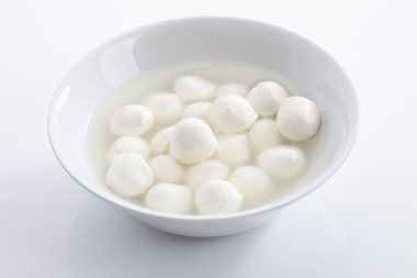 Kase beyaz zemin üzerine mozzarella