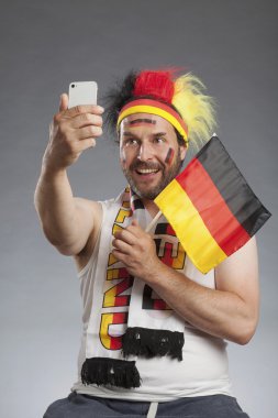 Kendinden geçmiş Alman futbol fan selfie smartphone ile yapma