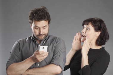 Olgun çift adam dikkat bağırarak smartphone kadın meşgul