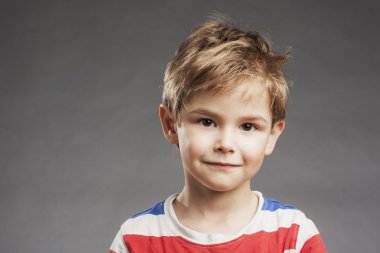 Gri bir arka plana dayanır, dostu genç goy portre